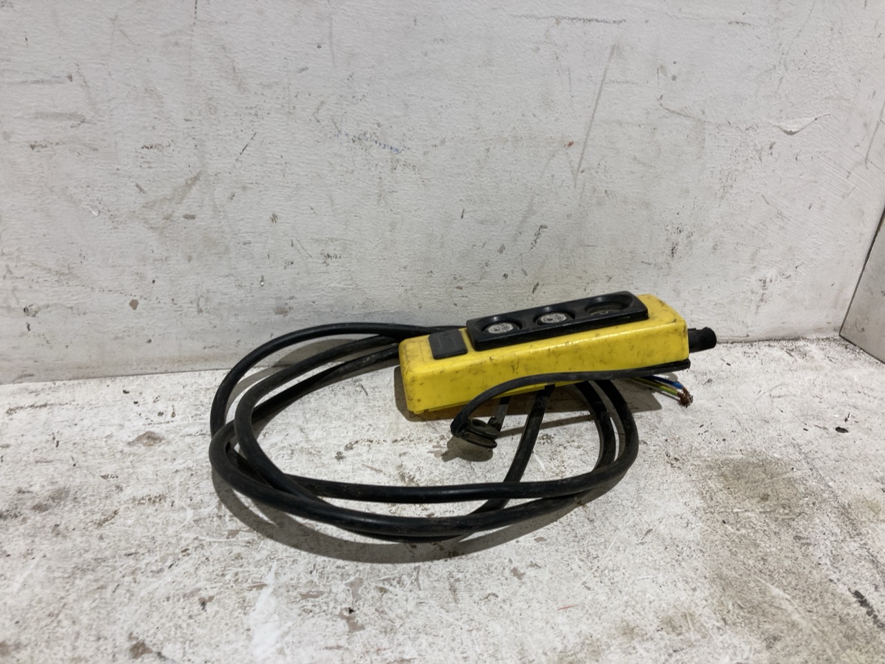 Lot 89  
            Birmingham - Collection Only 

                
ASSORTMENT OF TOOLS TO INCLUDE ELECTRICAL CABLE