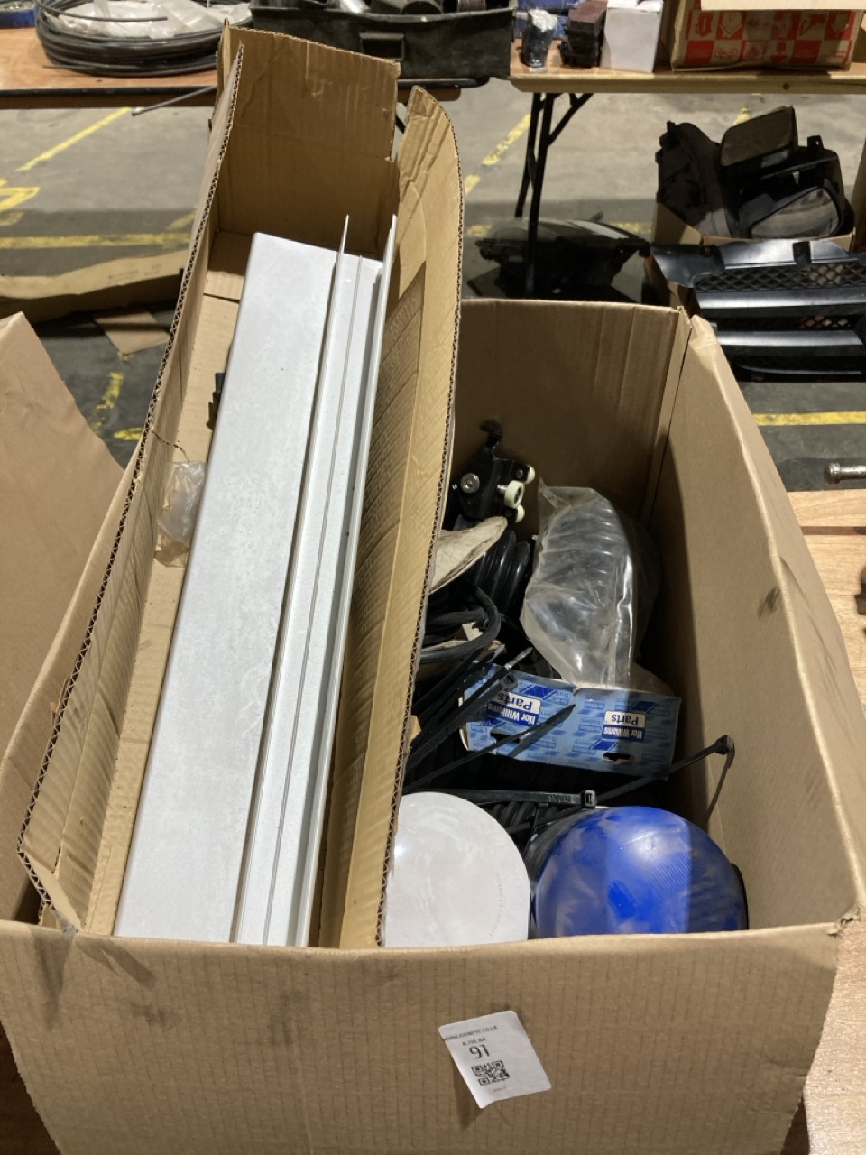 Lot 91  
            Birmingham - Collection Only 

                
ASSORTMENT OF LORRY PARTS TO INCLUDE OIL SEPARATOR CARTRIDGE