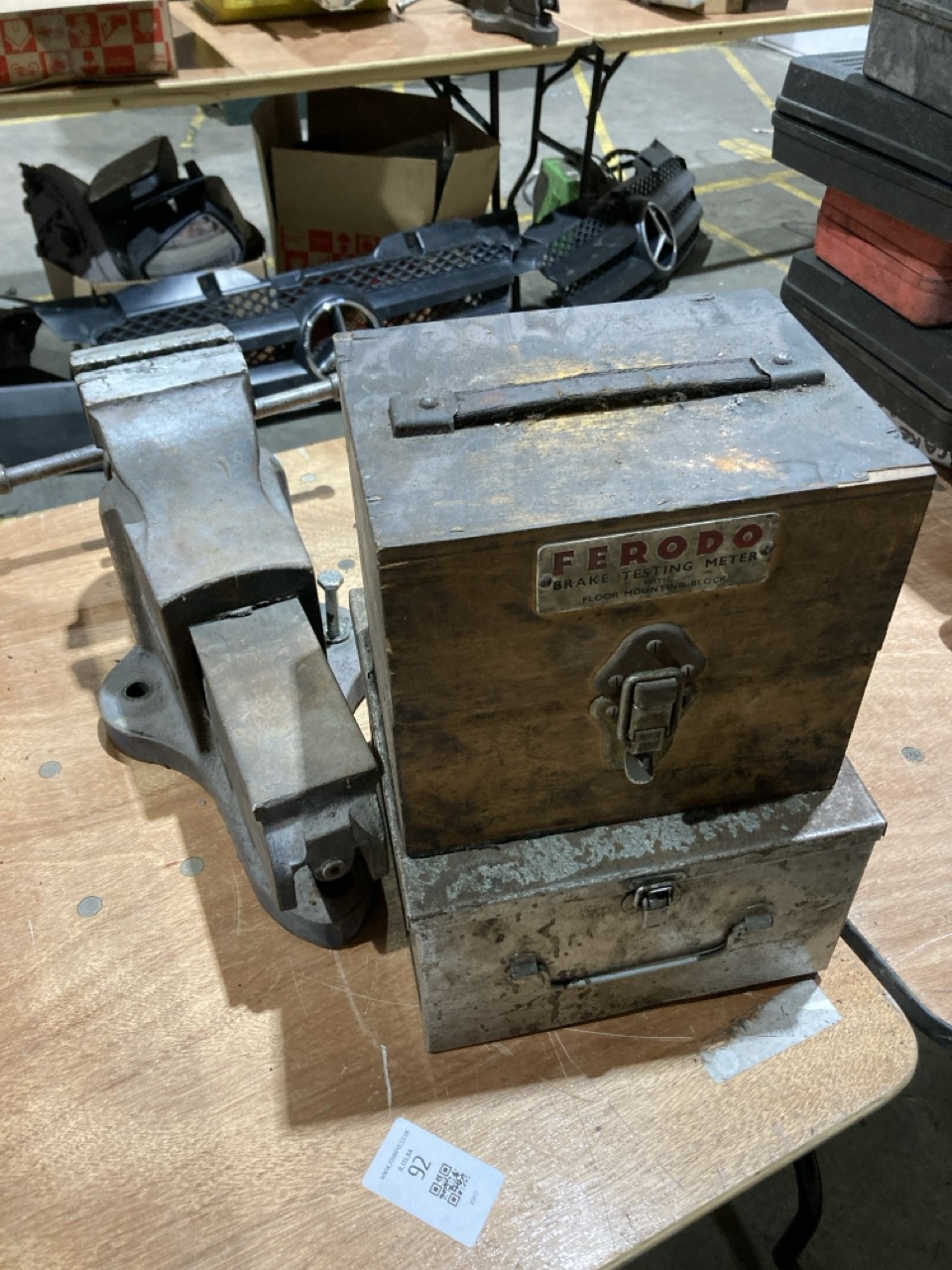 Lot 92  
            Birmingham - Collection Only 

                
ASSSORTMENT OF TOOLS TO INCLUDE A VICE