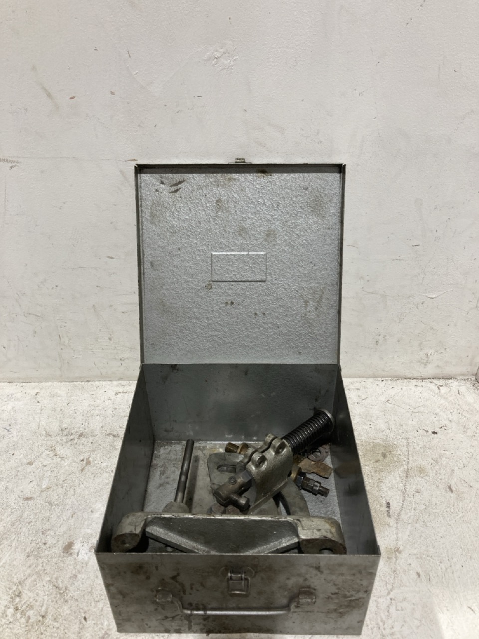 Lot 92  
            Birmingham - Collection Only 

                
ASSSORTMENT OF TOOLS TO INCLUDE A VICE