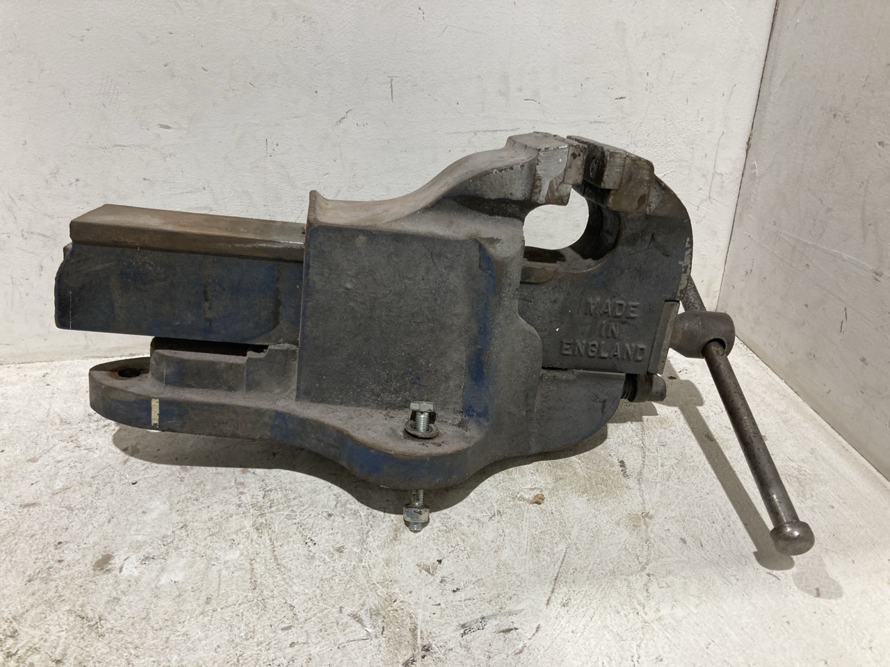 Lot 92  
            Birmingham - Collection Only 

                
ASSSORTMENT OF TOOLS TO INCLUDE A VICE