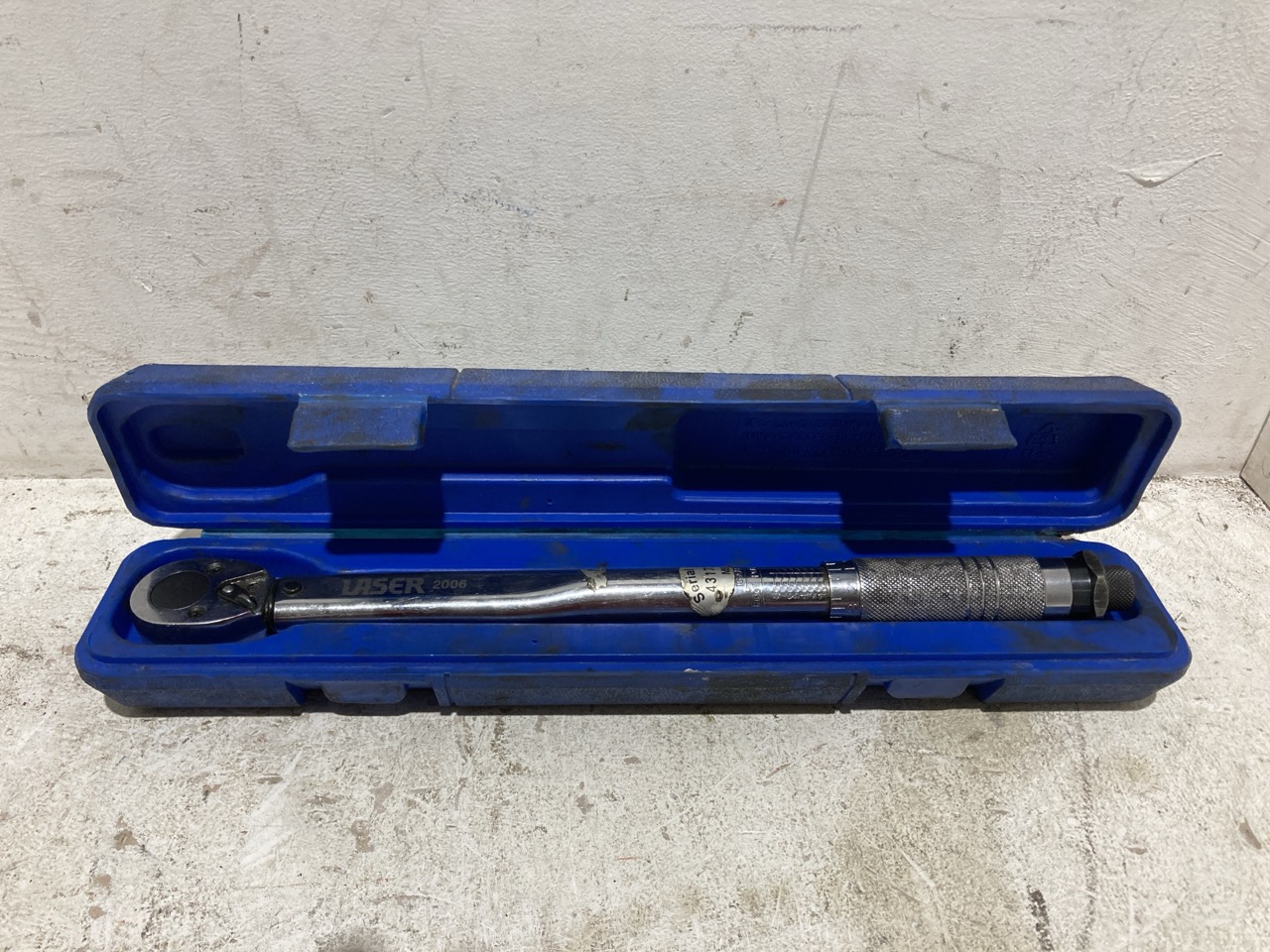Lot 94  
            Birmingham - Collection Only 

                
ASSORTMENT OF TOOLS TO INCLUDE A LASER TORQUE WRENCH - Image 3