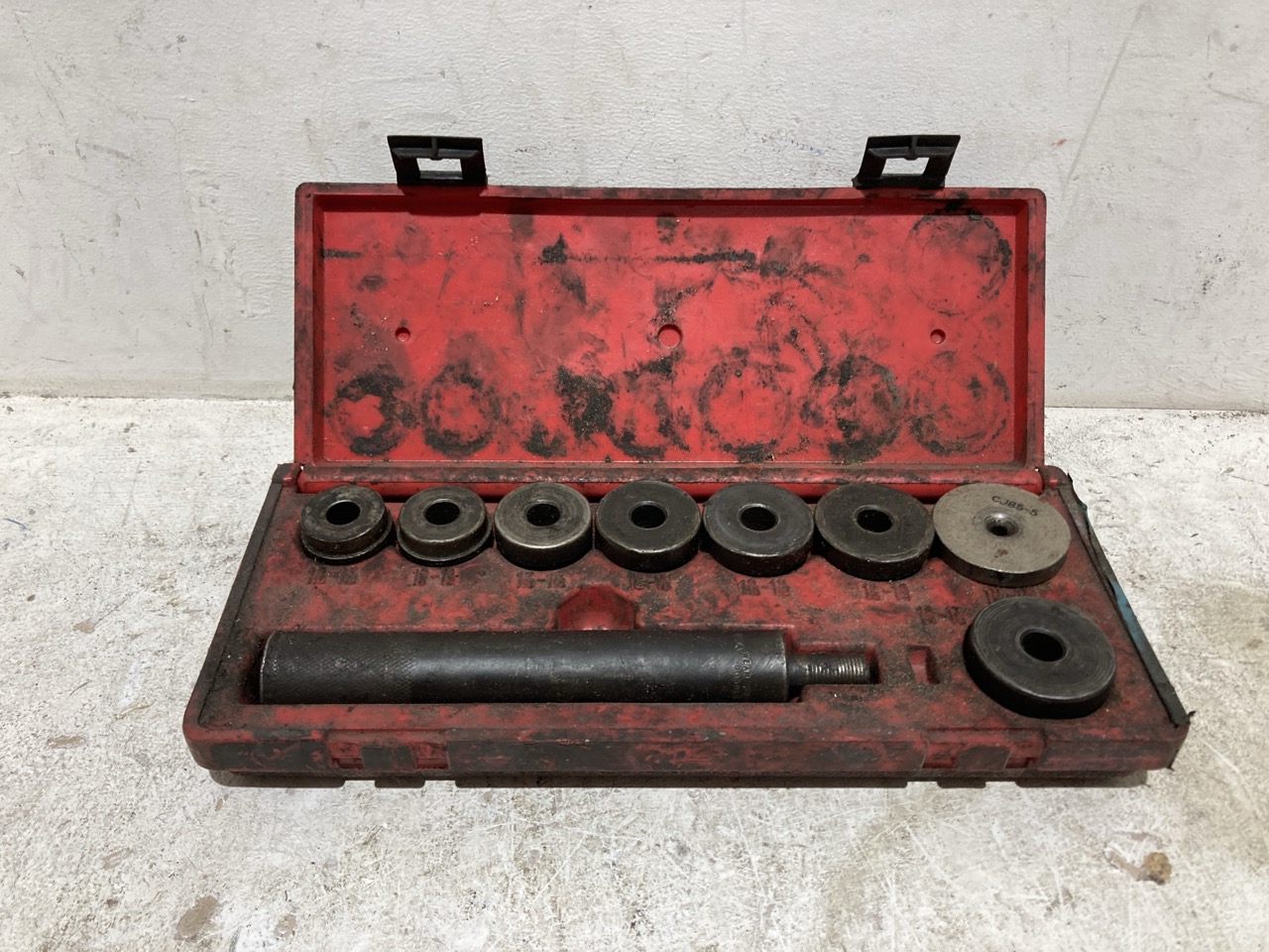 Lot 94  
            Birmingham - Collection Only 

                
ASSORTMENT OF TOOLS TO INCLUDE A LASER TORQUE WRENCH - Image 4