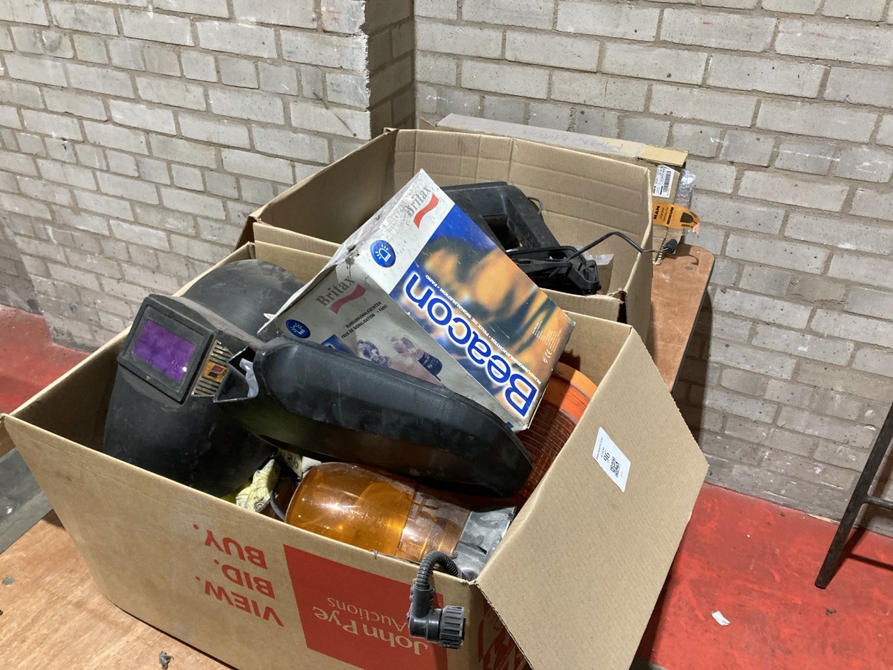 Lot 96  
            Birmingham - Collection Only 

                
ASSORTMENT OF PARTS TO INCLUDE SPRINTER MIRROR