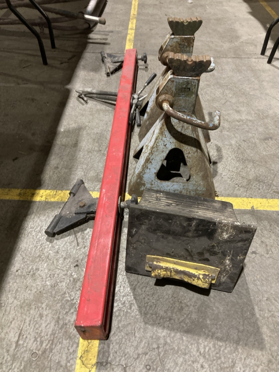 Lot 98  
            Birmingham - Collection Only 

                
ASSORTMENT OF TOOLS TO INCLUDE ENGINE SUPPORT BEAM