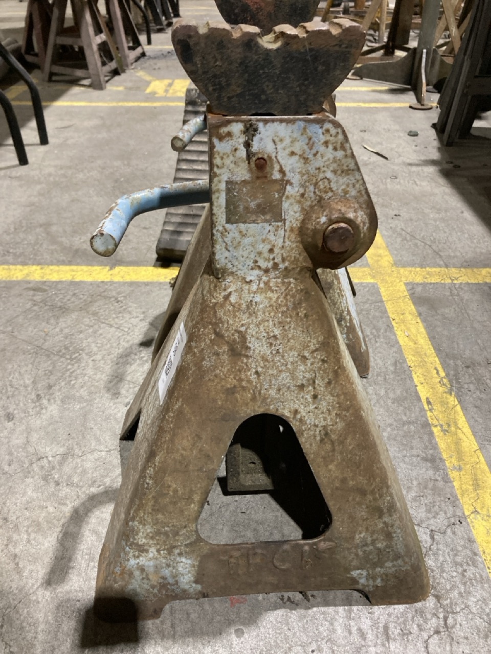 Lot 98  
            Birmingham - Collection Only 

                
ASSORTMENT OF TOOLS TO INCLUDE ENGINE SUPPORT BEAM - Image 2