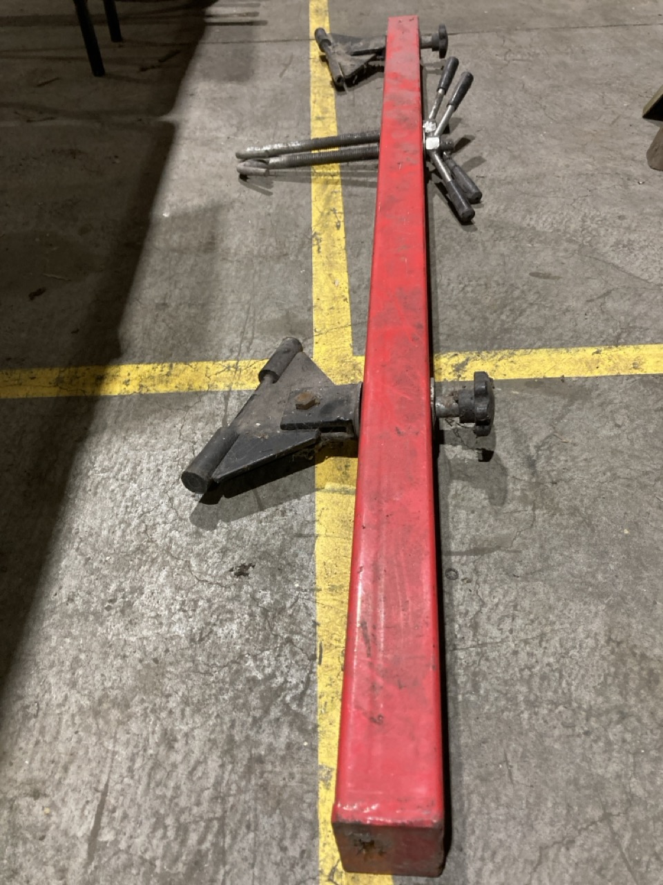 Lot 98  
            Birmingham - Collection Only 

                
ASSORTMENT OF TOOLS TO INCLUDE ENGINE SUPPORT BEAM - Image 4