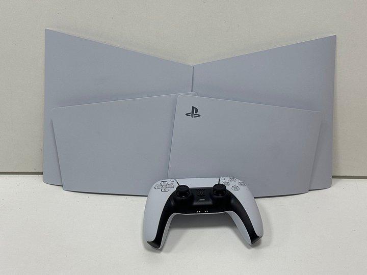 Lot 75  
            Marchington - Parcel Delivery Only 

                
SONY PLAYSTATION 5 DUAL SENSE CONTROLLER + PANELS, FOOT STANDS, HDMI CABLE, POWER...