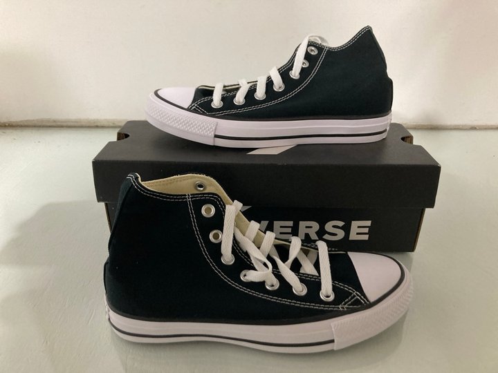Lot 100  
            Marchington SR13 - Parcel Delivery Only 

                
UNISEX CONVERSE IN BLACK/WHITE - UK SIZE: 4: LOCATION - WH3