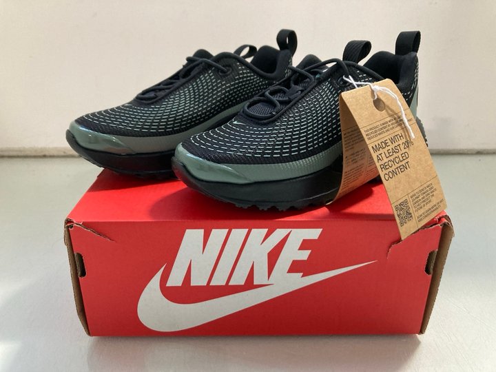Lot 131  
            Marchington SR13 - Parcel Delivery Only 

                
NIKE AIR MAX DN PS CHILDRENS TRAINERS IN BLACK/CLAY GREEN-UK SIZE 12.5: LOCATION ...