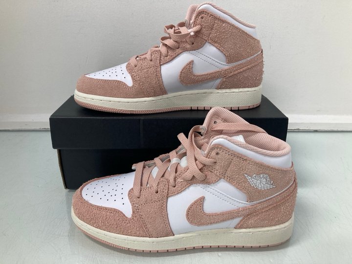 Lot 16  
            Marchington SR13 - Parcel Delivery Only 

                
NIKE AIR JORDAN 1 MID SE (GS) CHILDRENS TRAINERS IN WHITE/LEGEND PINK-UK SIZE 6Y-...