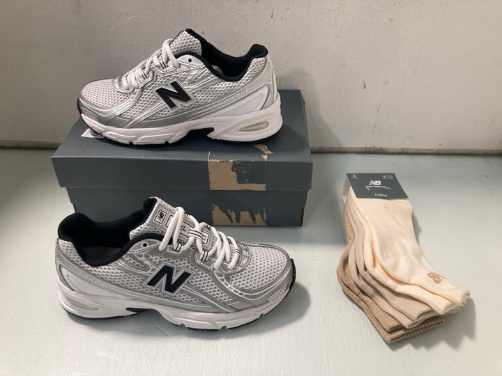 Lot 177  
            Marchington SR13 - Parcel Delivery Only 

                
NEW BALANCE U74ONW2 TRAINERS IN GREY/WHITE-UK SIZE 5-ORIGINAL RRP £100.00 TO INCL...