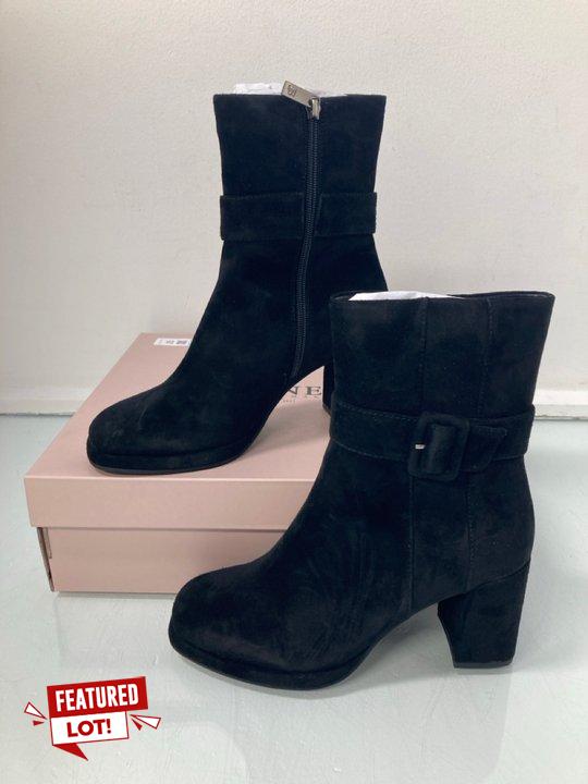 Lot 17  
            Marchington SR13 - Parcel Delivery Only 

                
JONES THE BOOTMAKERS LORELEI SUEDE ANKLE BOOTS IN BLACK-UK SIZE 5-ORIGINAL RRP £1...
