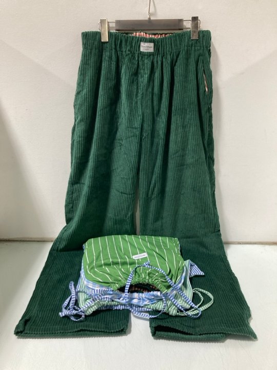Lot 186  
            Marchington SR13 - Parcel Delivery Only 

                
2 X PAIRS OF SPELTHAM LONDON CORDUROY LOUNGE TROUSERS IN GREEN-UK SIZE L-ORIGINAL...