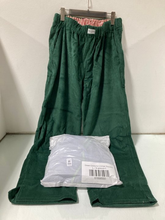Lot 189  
            Marchington SR13 - Parcel Delivery Only 

                
2 X PAIRS OF SPELTHAM LONDON CORDUROY LOUNGE TROUSERS IN GREEN-UK SIZE L-ORIGINAL...