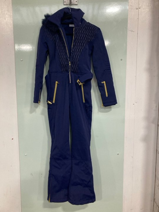 Lot 18  
            Marchington SR13 - Parcel Delivery Only 

                
MY SKI SUNDAY ELEGANCE SKI SUIT IN NAVY -UK SIZE-ORIGINAL RRP £475.00: LOCATION -...