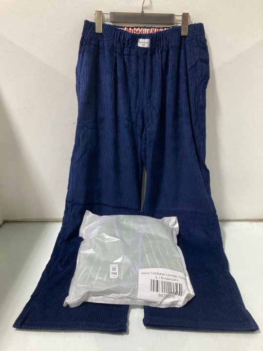 Lot 190  
            Marchington SR13 - Parcel Delivery Only 

                
2 X PAIRS OF SPELTHAM LONDON CORDUROY LOUNGE TROUSERS IN NAVY-UK SIZE L-ORIGINAL ...