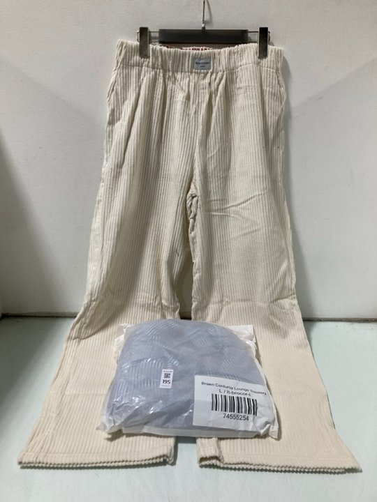 Lot 195  
            Marchington SR13 - Parcel Delivery Only 

                
2 X PAIRS OF SPELTHAM LONDON CORDUROY LOUNGE TROUSERS IN BROWN-UK SIZE L-ORIGINAL...