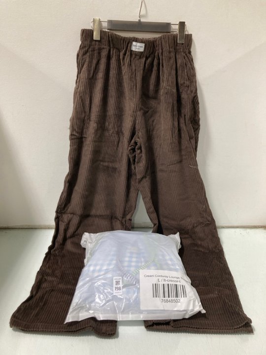 Lot 198  
            Marchington SR13 - Parcel Delivery Only 

                
2 X PAIRS OF SPELTHAM LONDON CORDUROY LOUNGE TROUSERS IN CREAM/BROWN-UK SIZE L-OR...