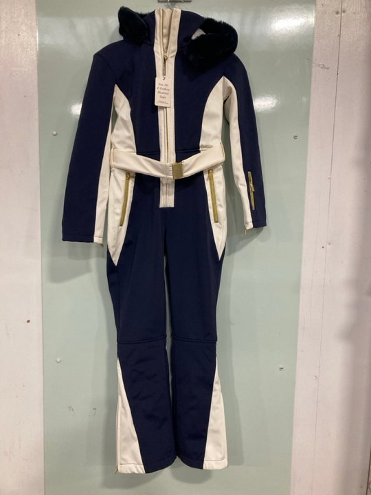 Lot 19  
            Marchington SR13 - Parcel Delivery Only 

                
MY SKI SUNDAY VELOCITY SKI SUIT IN NAVY/WHITE-UK SIZE S-ORIGINAL RRP £455.00: LOC...