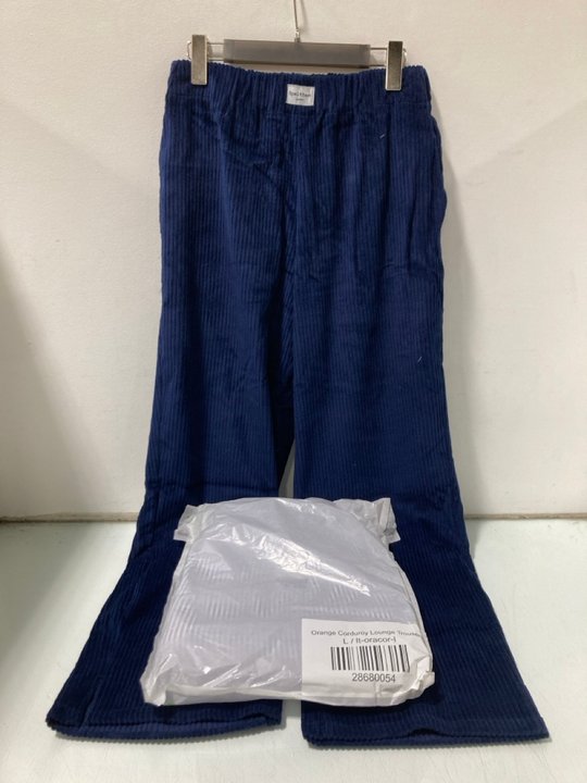 Lot 201  
            Marchington SR13 - Parcel Delivery Only 

                
2 X PAIRS OF SPELTHAM LONDON CORDUROY LOUNGE TROUSERS IN NAVY AND ORANGE-UK SIZE ...