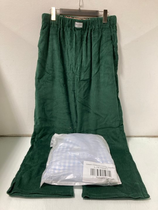 Lot 202  
            Marchington SR13 - Parcel Delivery Only 

                
2 PAIRS OF SPELTHAM LONDON CORDUROY LOUNGE TROUSERS IN CREAM/GREEN-UK SIZE L -ORI...