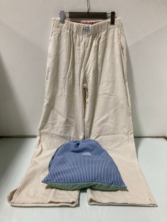 Lot 203  
            Marchington SR13 - Parcel Delivery Only 

                
2 X PAIRS OF SPELTHAM LONDON CORDUROY LOUNGE TROUSERS IN CREAM/GREEN-UK SIZE M-OR...
