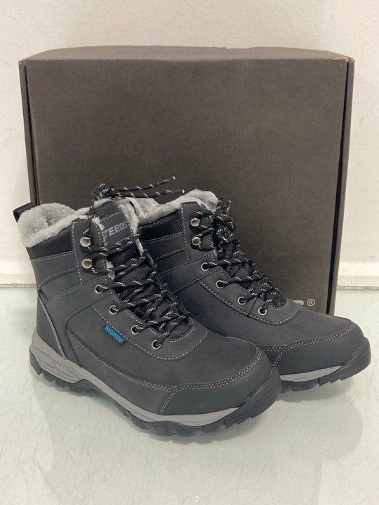 Lot 242  
            Marchington SR13 - Parcel Delivery Only 

                
STEEDS CROSS RIDER 11 WINTER BOOTS IN BROWN-EU SIZE 40: LOCATION - WH10