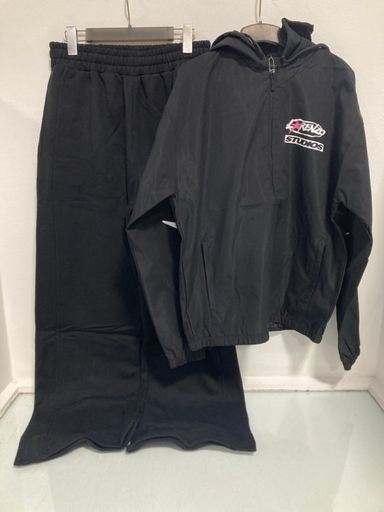 Lot 257  
            Marchington SR13 - Parcel Delivery Only 

                
LORENZO STUDIOS WINDBREAKER JACKET IN BLACK - UK SIZE: MEDIUM TO INCLUDE GOOD FOR...