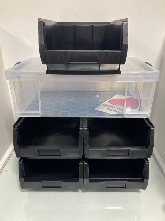 Lot 259  
            Marchington SR13 - Parcel Delivery Only 

                
REALLY USEFUL BOX 50 LITRE TO INCLUDE BARTON STACKABLE STORAGE BOXES IN BLACK - S...