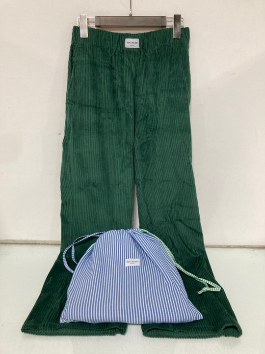 Lot 290  
            Marchington SR13 - Parcel Delivery Only 

                
2 X SPELTHAM LONDON CORDED LOUNGE PANTS IN GREEN - UK SIZE: SMALL - COMBINED RRP:...