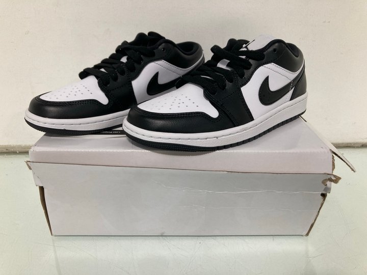 Lot 302  
            Marchington SR13 - Parcel Delivery Only 

                
WOMENS AIR JORDAN 1 LOW TRAINERS IN BLACK/WHITE - UK SIZE: 3.5: LOCATION - H12