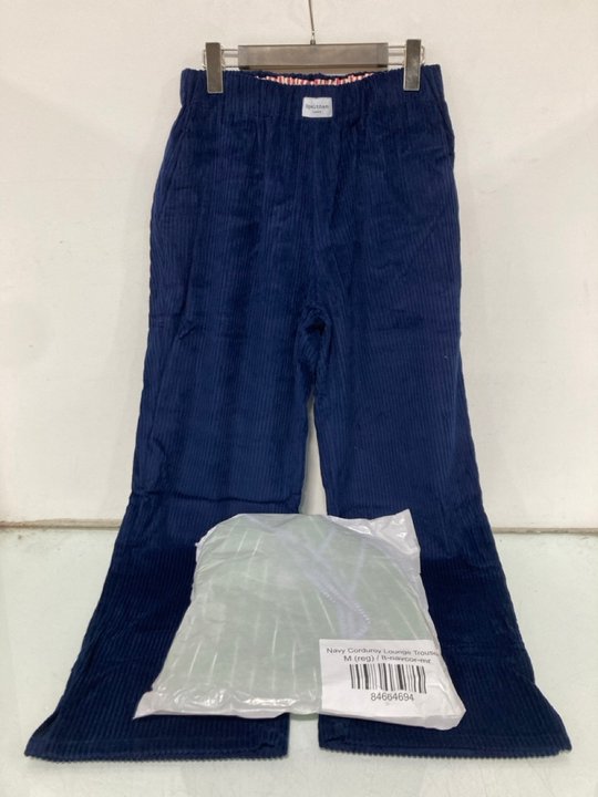 Lot 304  
            Marchington SR13 - Parcel Delivery Only 

                
2 X SPELTHAM LONDON NAVY CORDED LOUNGE TROUSERS - UK SIZE: MEDIUM - COMBINED RRP:...