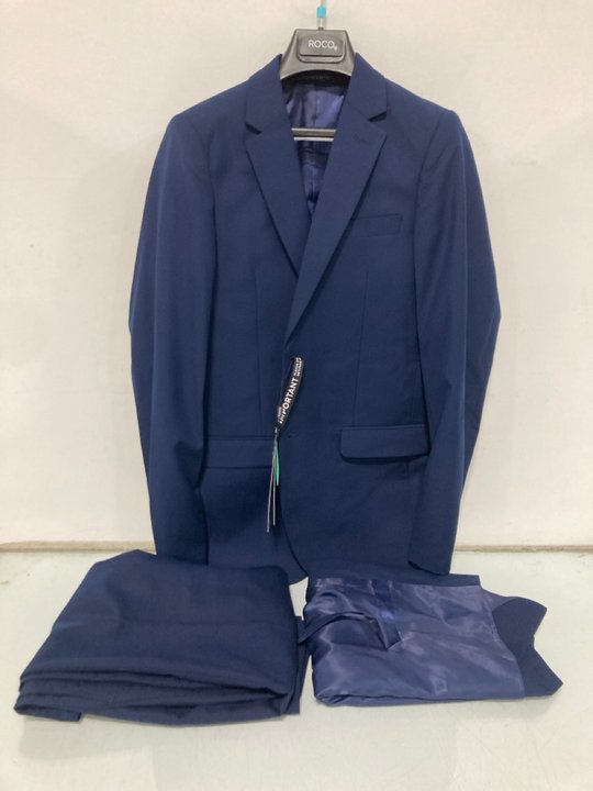 Lot 317  
            Marchington SR13 - Parcel Delivery Only 

                
BOYS ROCO FORD 3 PIECE SUIT IN NAVY - AGE: 14 YEARS: LOCATION - H11