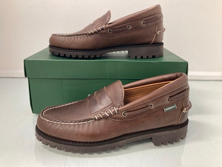 Lot 33  
            Marchington SR13 - Parcel Delivery Only 

                
CAMPSIDES SEBAGO MENS ACADIAN MOCCASINS IN DARK BROWN LEATHER-UK SIZE 8 -ORIGINAL...