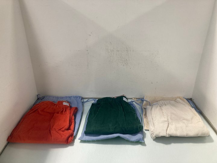 Lot 341  
            Marchington SR13 - Parcel Delivery Only 

                
3 X SPELTHAM LONDON CORDED LOUNGE PANTS SIZES: MEDIUM - COLOURS: GREEN/ORANGE & C...