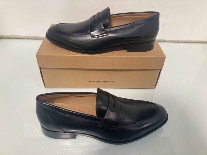 Lot 351  
            Marchington SR13 - Parcel Delivery Only 

                
JONES BOOTMAKER RUSSELL LEATHER PENNY LOAFERS IN BLACK - UK SIZE: 10 - ORIGINAL R...