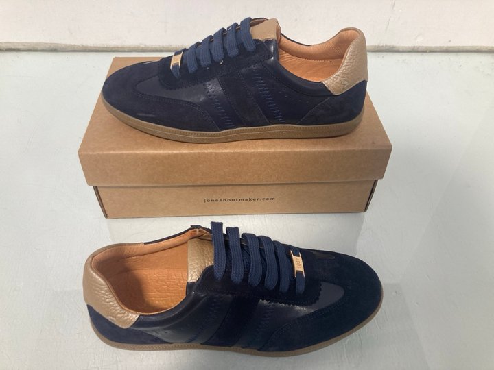 Lot 352  
            Marchington SR13 - Parcel Delivery Only 

                
JONES BOOTMAKER ARTEA LEATHER TRAINERS IN NAVY - UK SIZE: 5: LOCATION - H9
