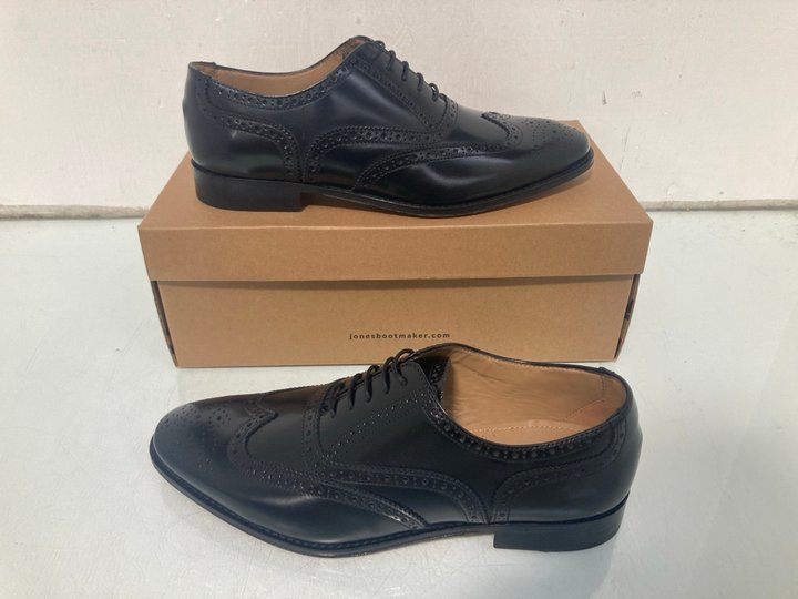 Lot 354  
            Marchington SR13 - Parcel Delivery Only 

                
JONES BOOTMAKER MARTYN LEATHER OXFORD BROGUES IN BLACK - UK SIZE: 8 - ORIGINAL RR...