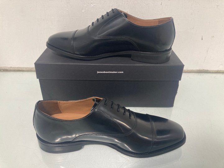 Lot 355  
            Marchington SR13 - Parcel Delivery Only 

                
JONES BOOTMAKER CANTERBURY BLAKE STITCHED OXFORDS IN BLACK - UK SIZE: 10 - ORIGIN...