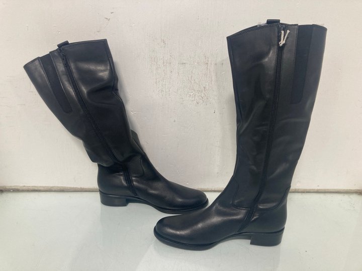 Lot 356  
            Marchington SR13 - Parcel Delivery Only 

                
GABOR KNEE LENGTH BROOK BOOTS IN BLACK - UK SIZE: 7: LOCATION - H9
