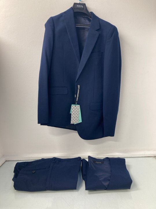 Lot 35  
            Marchington SR13 - Parcel Delivery Only 

                
ROCCO BOYS FORD 3 PIECE SUIT IN NAVY- AGE: 14 YEARS -ORIGINAL RRP £89.00: LOCATIO...