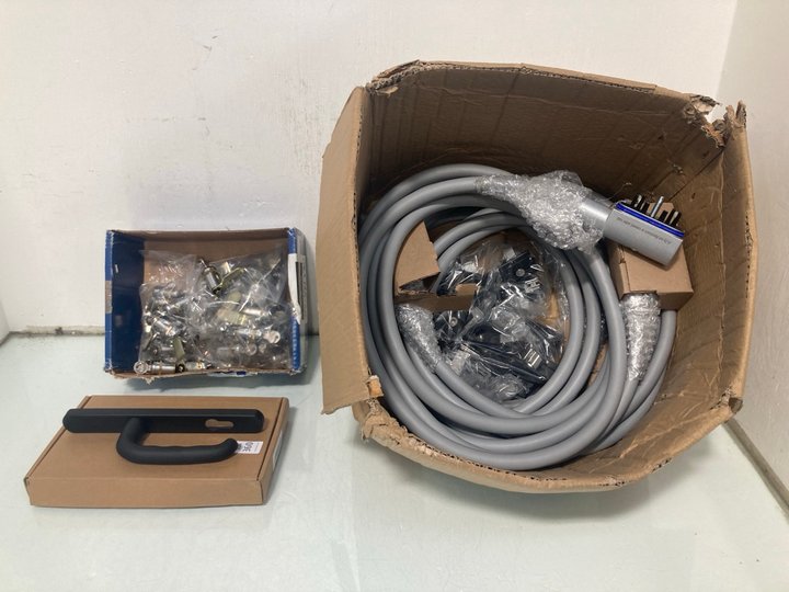 Lot 360  
            Marchington SR13 - Parcel Delivery Only 

                
QTY OF ASSORTED ITEMS TO INCLUDE PATIO DOOR HANDLES IN BLACK: LOCATION - H9