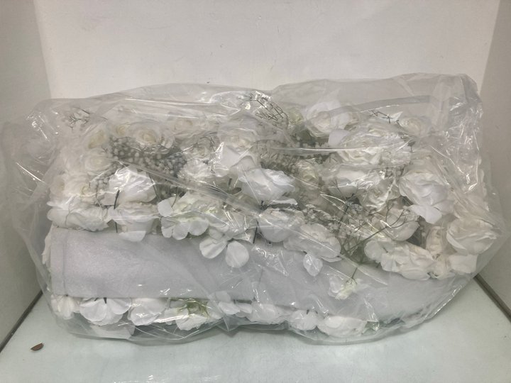 Lot 364  
            Marchington SR13 - Parcel Delivery Only 

                
QTY OF ARTIFICIAL WHITE FLOWERS TO INCLUDE ROSES: LOCATION - H9
