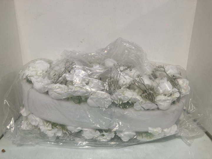 Lot 365  
            Marchington SR13 - Parcel Delivery Only 

                
QTY OF ARTIFICIAL WHITE FLOWERS TO INCLUDE ROSES: LOCATION - H9