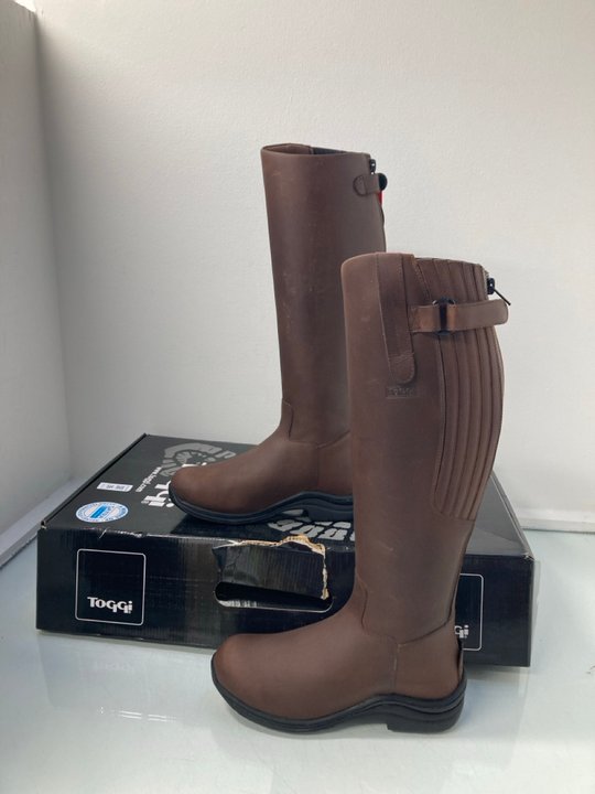 Lot 36  
            Marchington SR13 - Parcel Delivery Only 

                
TOGGI CALGARY LEATHER BOOTS IN CHEEKU-EU SIZE 39-ORIGINAL RRP £165.95: LOCATION -...
