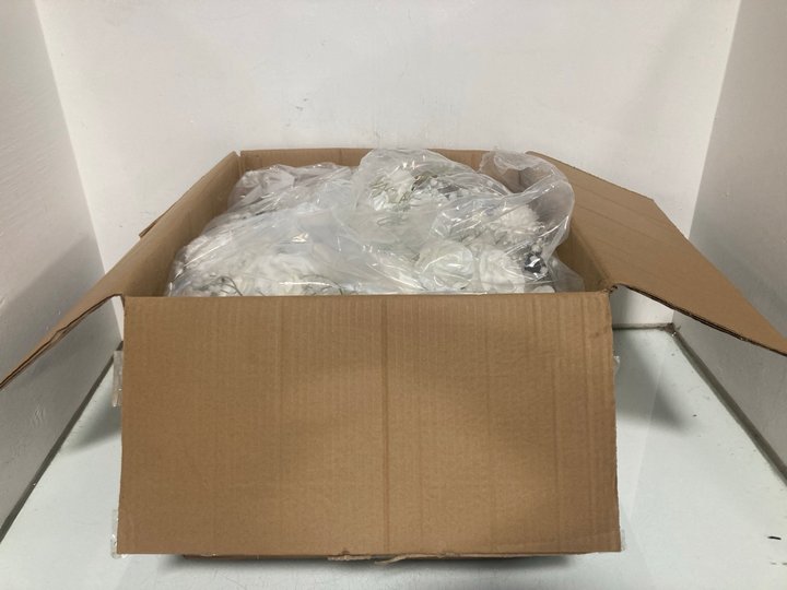 Lot 384  
            Marchington SR13 - Parcel Delivery Only 

                
ARTIFICIAL FLOWER TABLE CENTERPIECE IN WHITE: LOCATION - H8