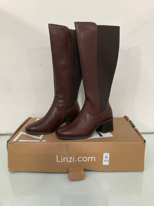 Lot 420  
            Marchington SR13 - Parcel Delivery Only 

                
LINZI REASON KNEE LENGTH BOOTS IN BROWN - UK SIZE: 6: LOCATION - H5