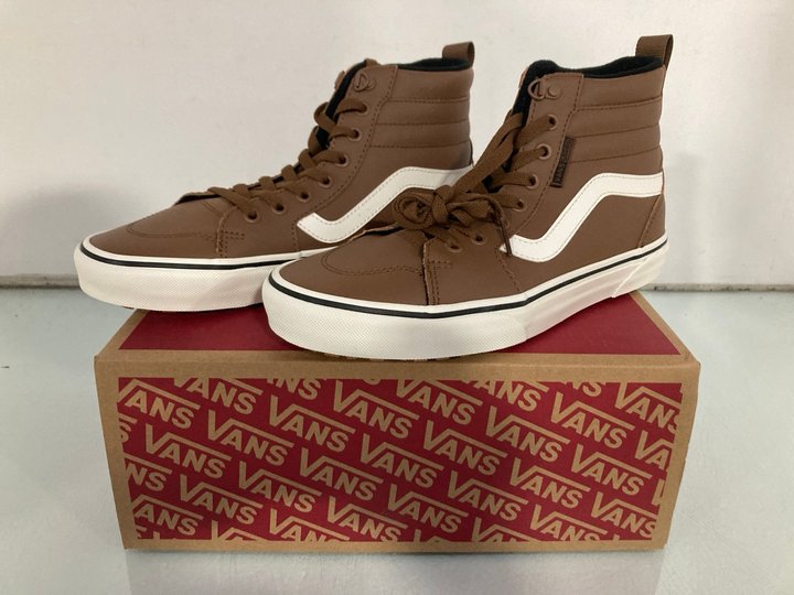 Lot 434  
            Marchington SR13 - Parcel Delivery Only 

                
VANS FILMORE HI VANSGUARD IN LEATHER DACHSHUND/MARSHMA - UK SIZE: 7: LOCATION - H4