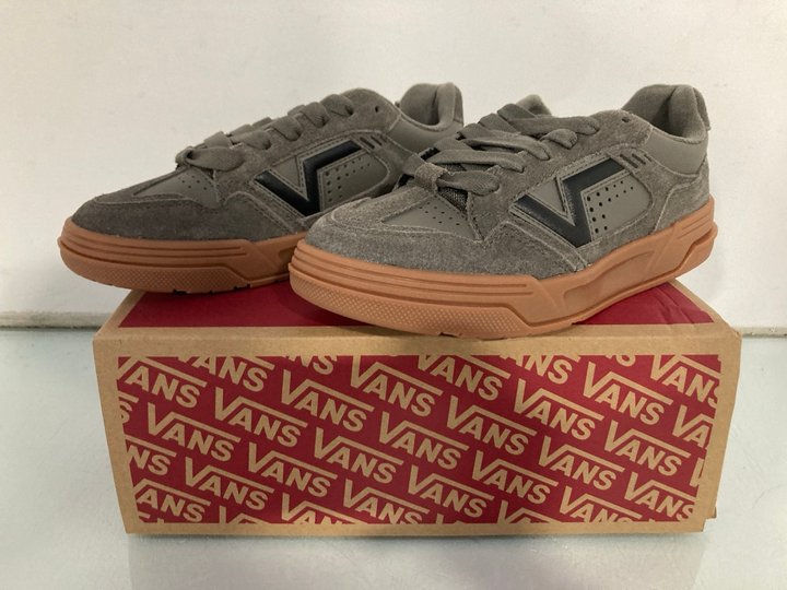 Lot 437  
            Marchington SR13 - Parcel Delivery Only 

                
VANS UPLAND IN SUEDE BUNGEE CORD - UK SIZE: 5.5: LOCATION - H4